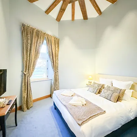 Chateau De Tilly 4*