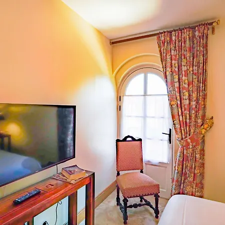 Hotel Chateau De Tilly 4*